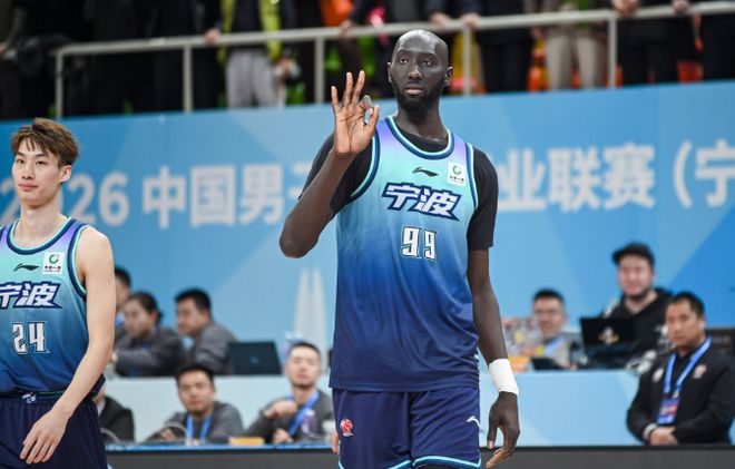51岁视后佘诗曼婚宴角落拭泪,承认想做妈妈,曾为事业错失爱情
