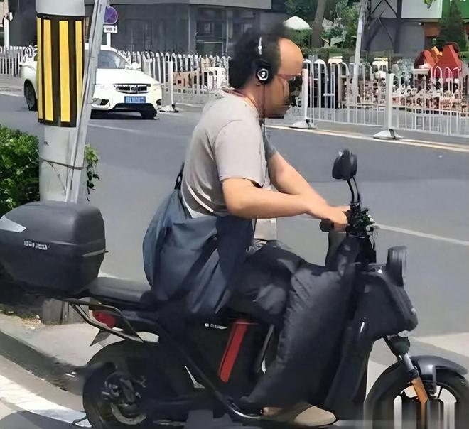 一句“走个面儿”!《抓特务》票房走没了!