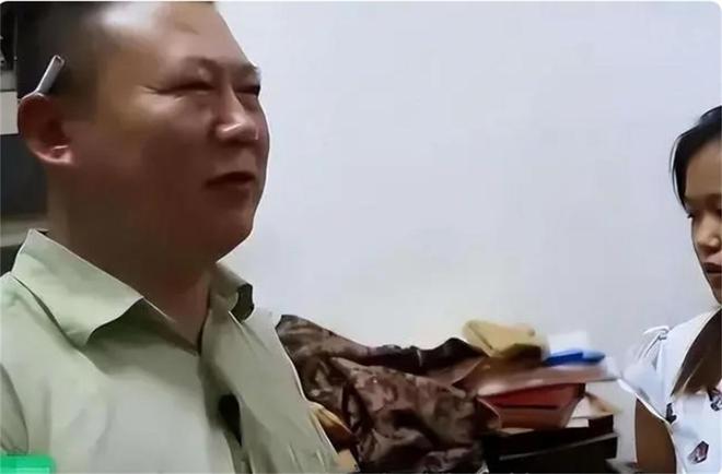痛失好局,瑞士主帅雅金在球队被卡塔尔绝平后怒摔水瓶