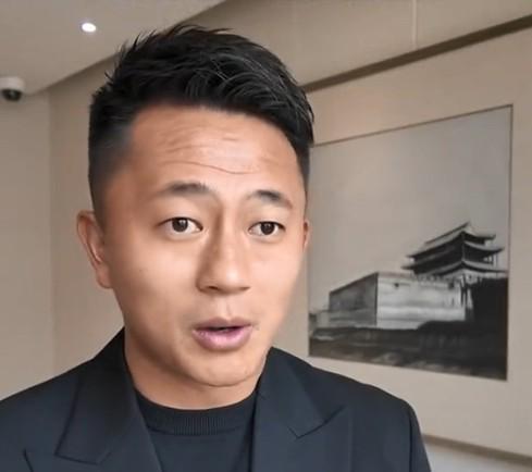 樊振东一幕火了!球队濒临淘汰,起身给邱党现场讲战术