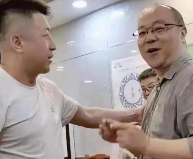 一句“走个面儿”!《抓特务》票房走没了!
