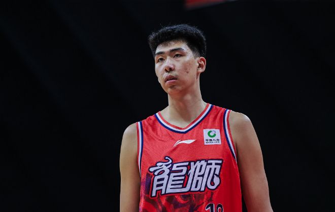 51岁视后佘诗曼婚宴角落拭泪,承认想做妈妈,曾为事业错失爱情
