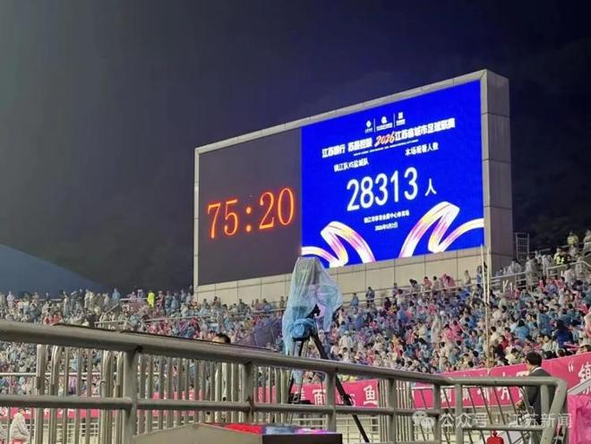 “我姑娘去世了,我要回去”,老人旅游途中收到噩耗,女导游立即安排行程送其回家:为人子女感同身受,任何人面对这事都会伸出援手