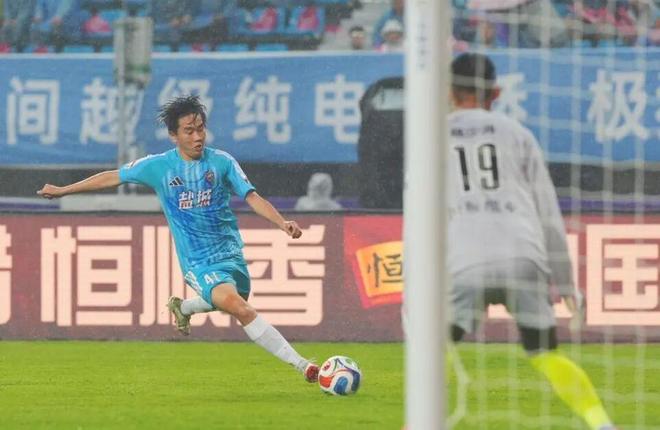 队报：里昂即将签下丹麦中场比斯特鲁普，转会费1000万欧