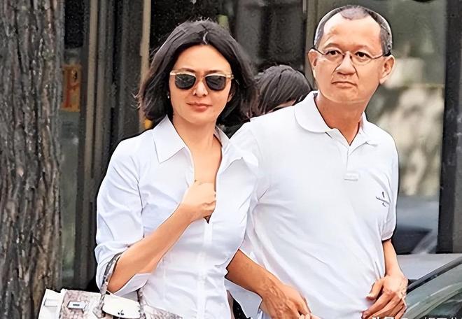郭富城这次脸丢到全港！方媛时装展端到脚抖，网友：装得累不累